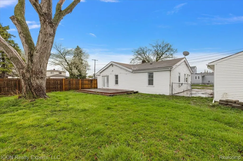 27321 Baldwin Avenue Warren City MI 48092