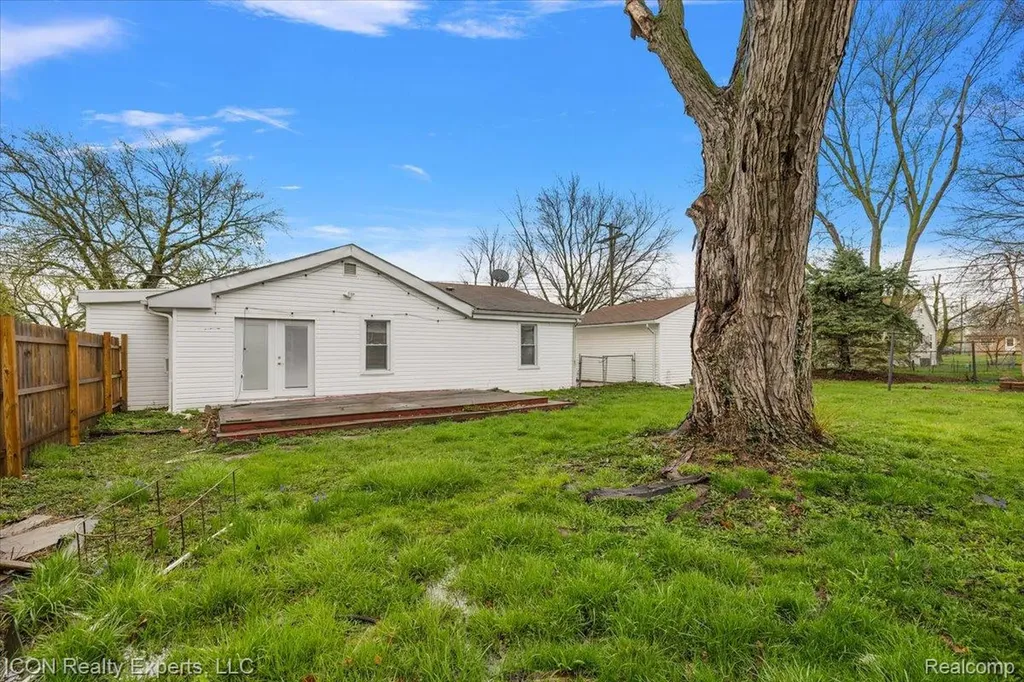 27321 Baldwin Avenue Warren City MI 48092