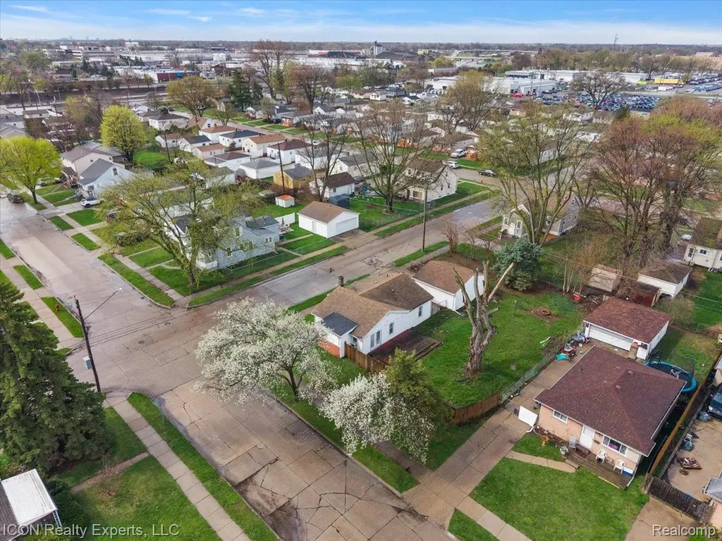 27321 Baldwin Avenue Warren City MI 48092