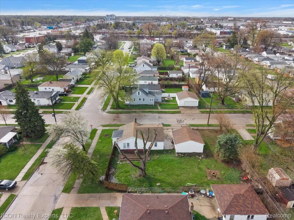 27321 Baldwin Avenue Warren City MI 48092