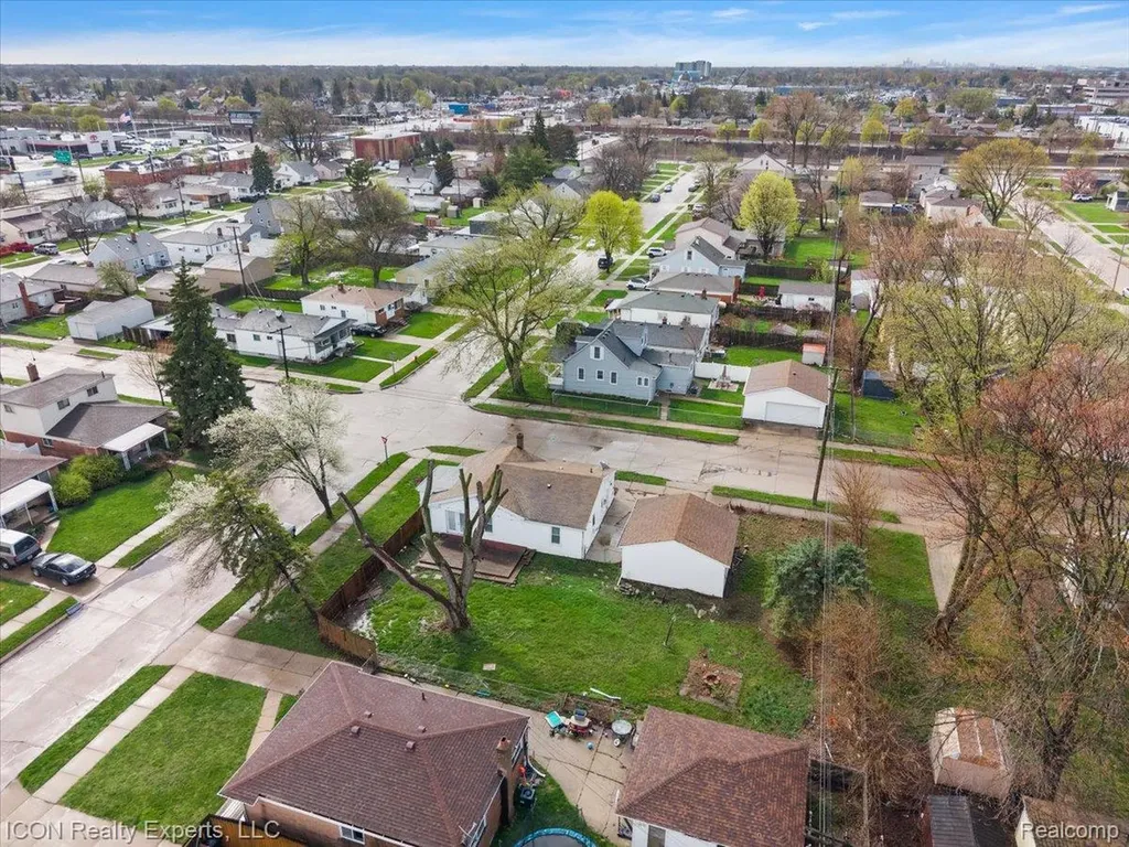 27321 Baldwin Avenue Warren City MI 48092