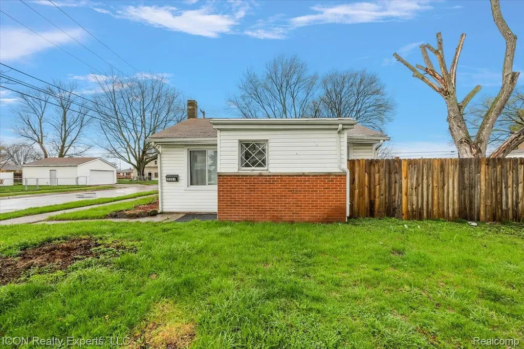 27321 Baldwin Avenue Warren City MI 48092