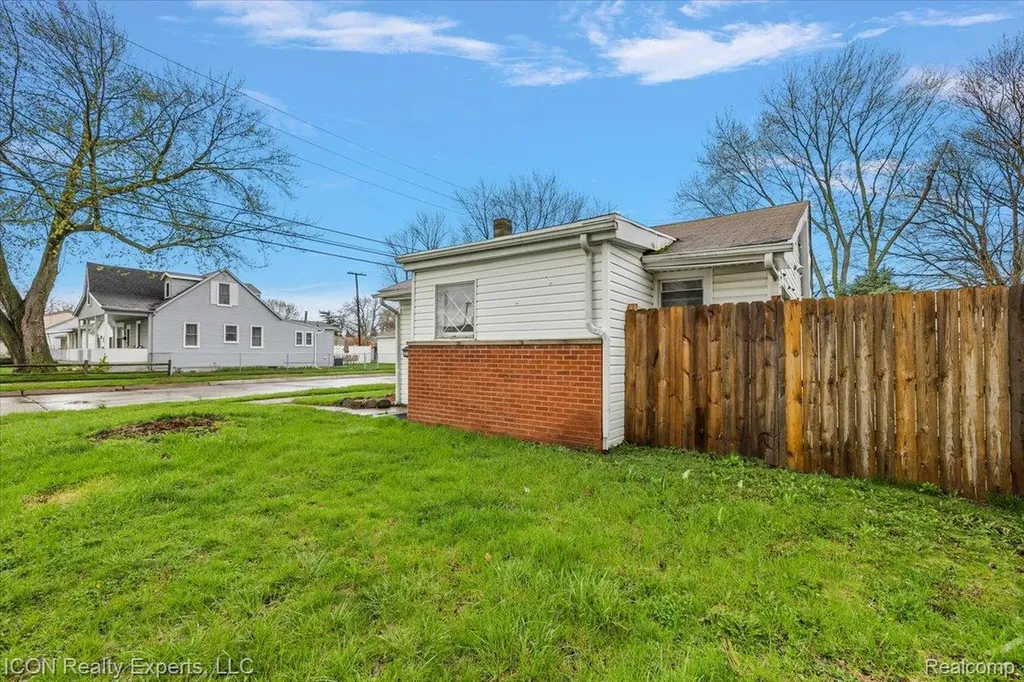 27321 Baldwin Avenue Warren City MI 48092