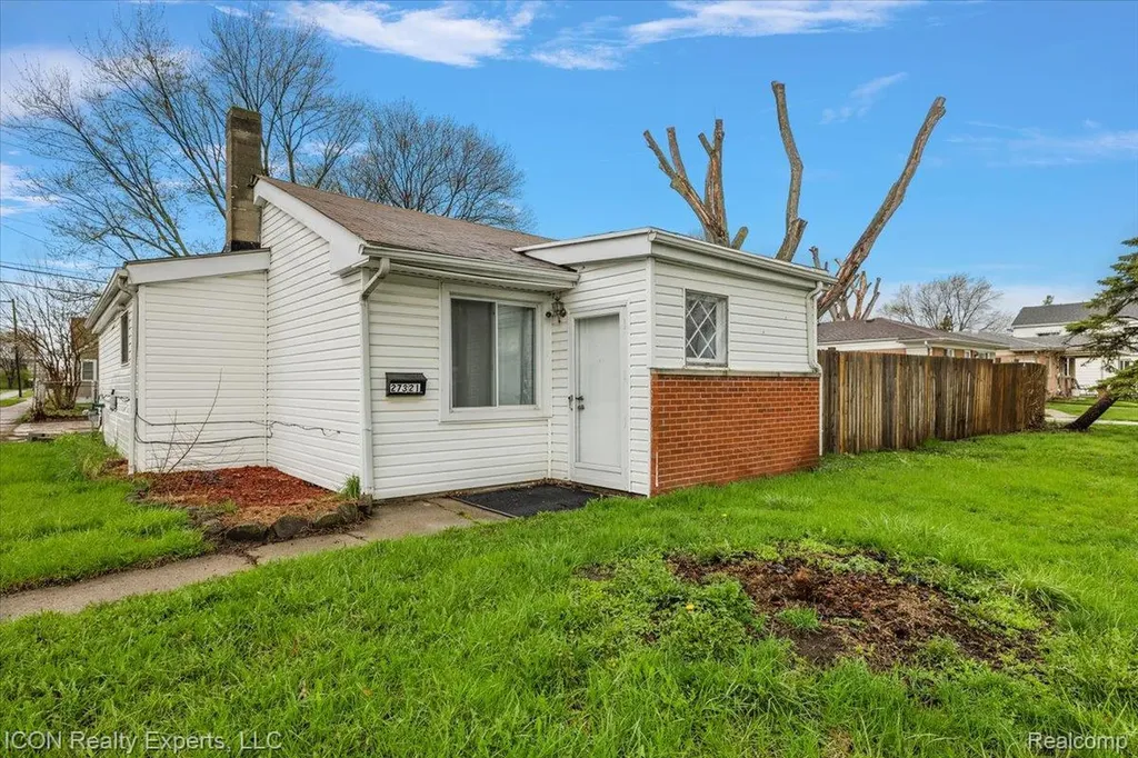 27321 Baldwin Avenue Warren City MI 48092