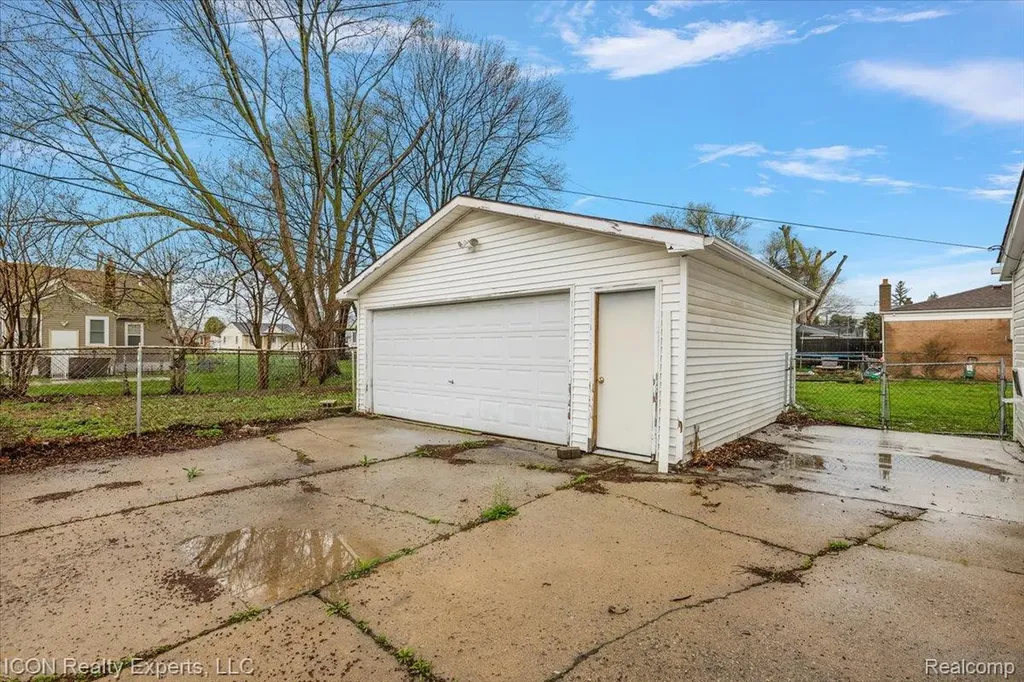 27321 Baldwin Avenue Warren City MI 48092