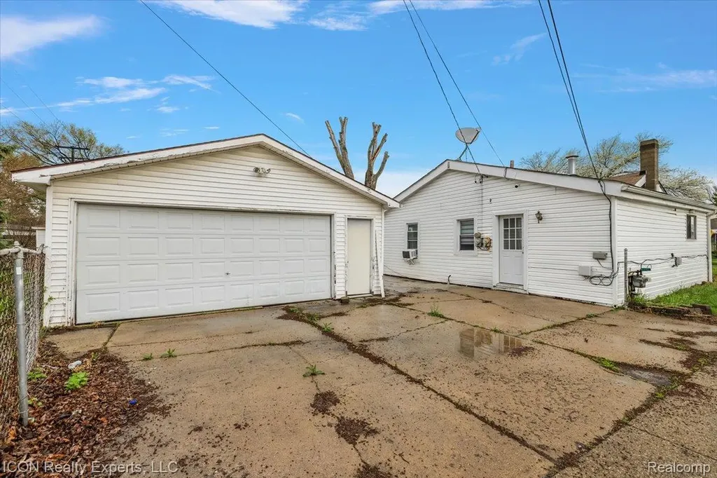 27321 Baldwin Avenue Warren City MI 48092