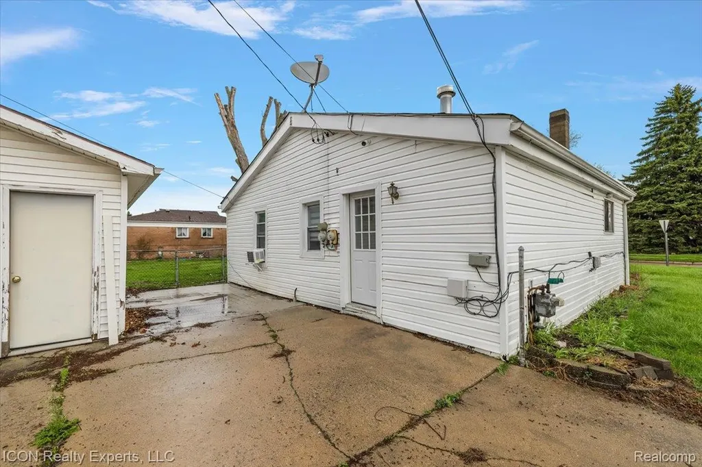 27321 Baldwin Avenue Warren City MI 48092