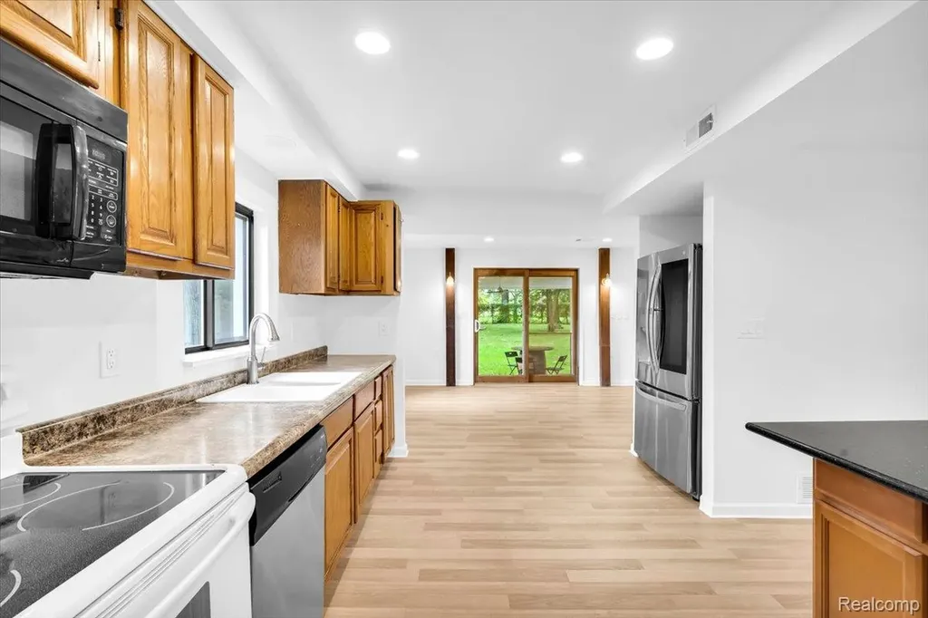 27769 Gilbert Drive Warren City MI 48093
