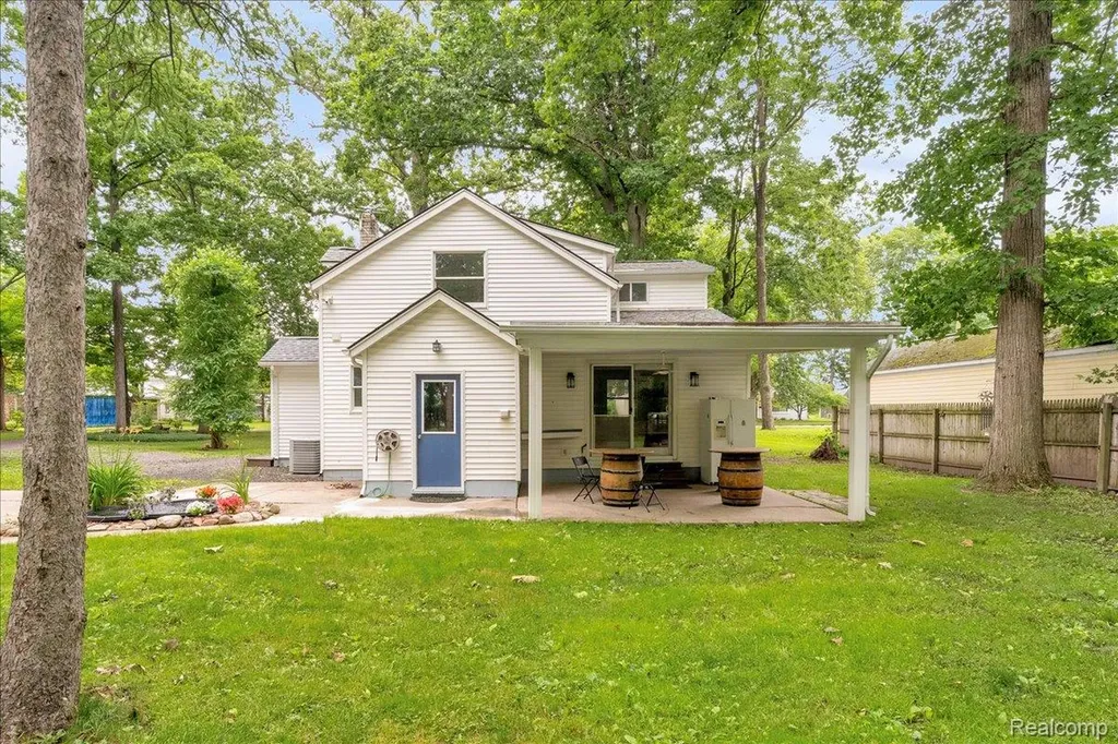 27769 Gilbert Drive Warren City MI 48093