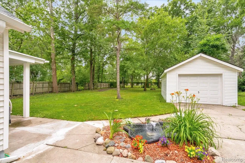 27769 Gilbert Drive Warren City MI 48093