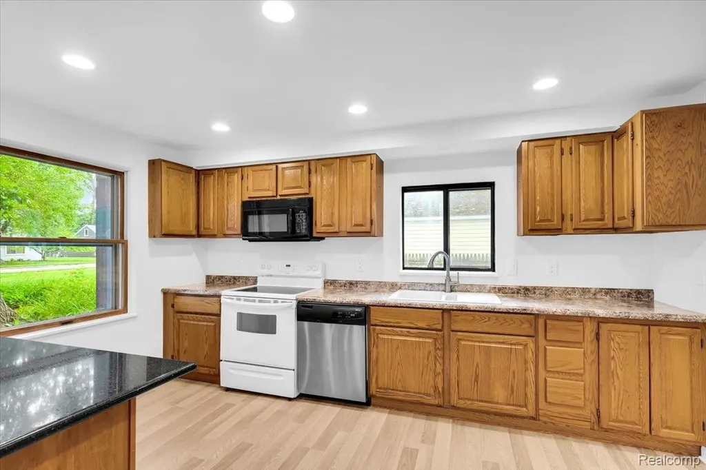 27769 Gilbert Drive Warren City MI 48093