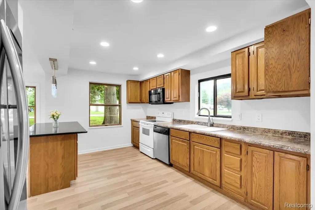 27769 Gilbert Drive Warren City MI 48093