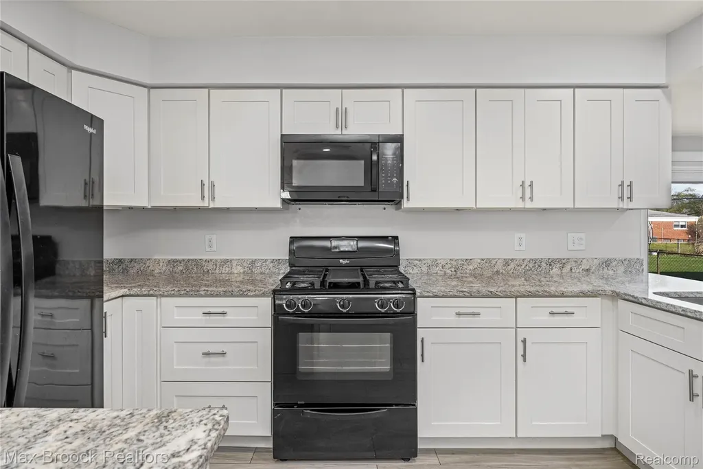 32340 Columbus Drive Warren City MI 48088