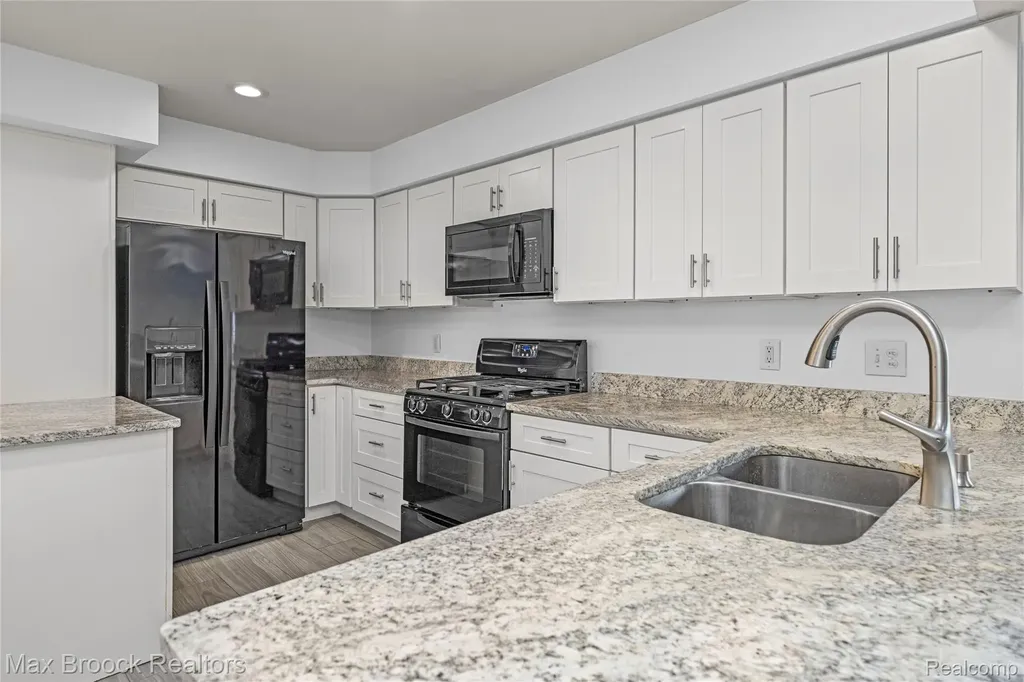 32340 Columbus Drive Warren City MI 48088
