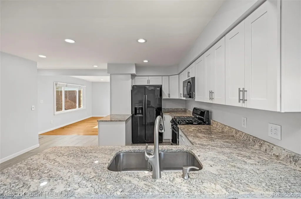 32340 Columbus Drive Warren City MI 48088
