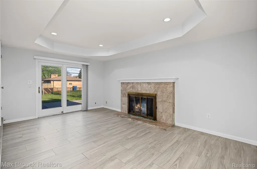 32340 Columbus Drive Warren City MI 48088