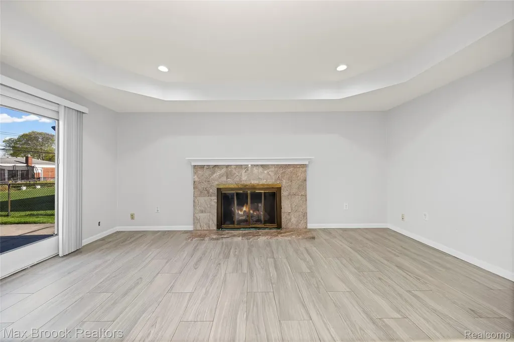 32340 Columbus Drive Warren City MI 48088