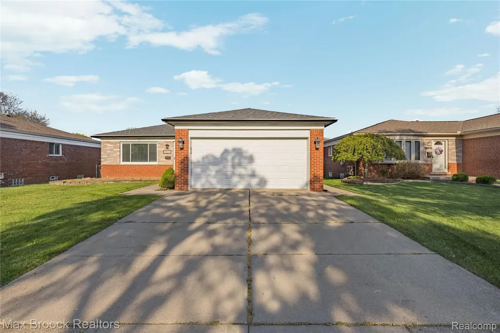 32340 Columbus Drive Warren City MI 48088