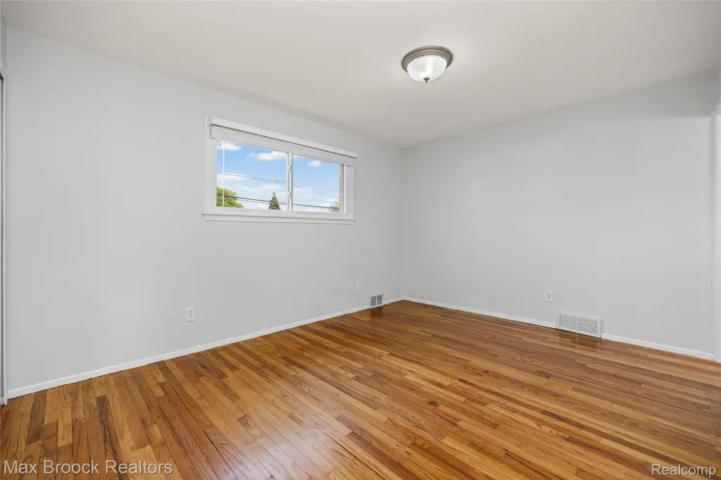 32340 Columbus Drive Warren City MI 48088
