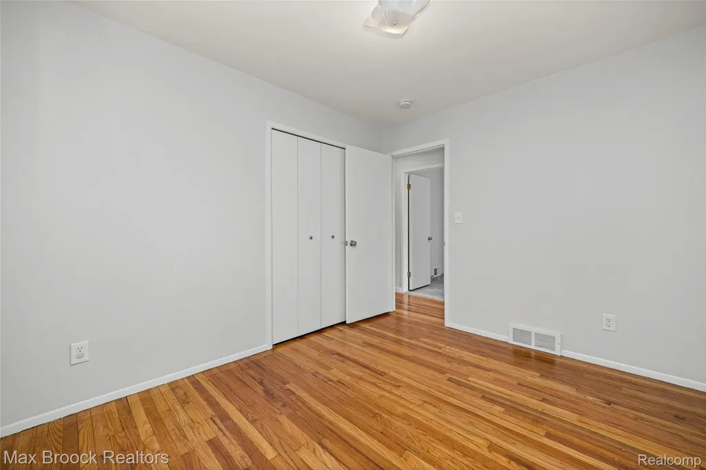 32340 Columbus Drive Warren City MI 48088