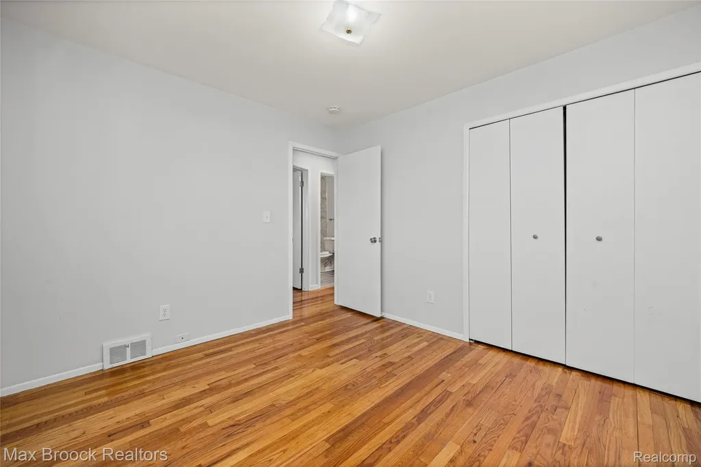 32340 Columbus Drive Warren City MI 48088