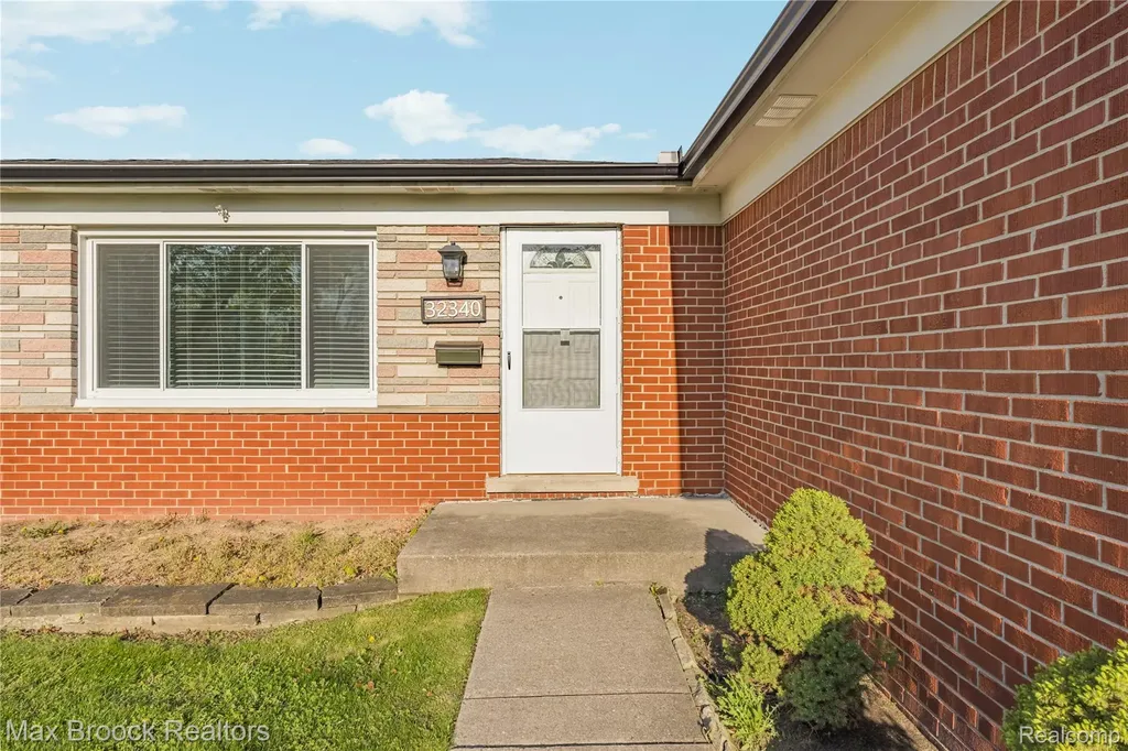 32340 Columbus Drive Warren City MI 48088