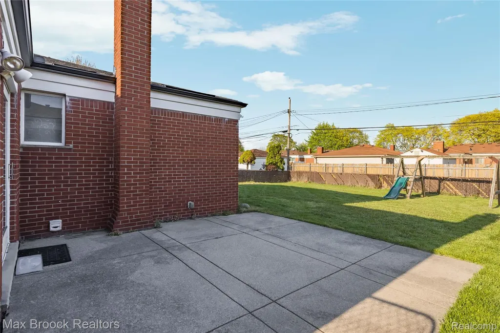 32340 Columbus Drive Warren City MI 48088