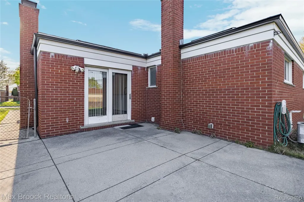 32340 Columbus Drive Warren City MI 48088