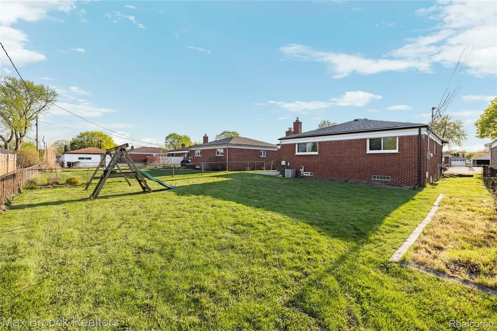 32340 Columbus Drive Warren City MI 48088