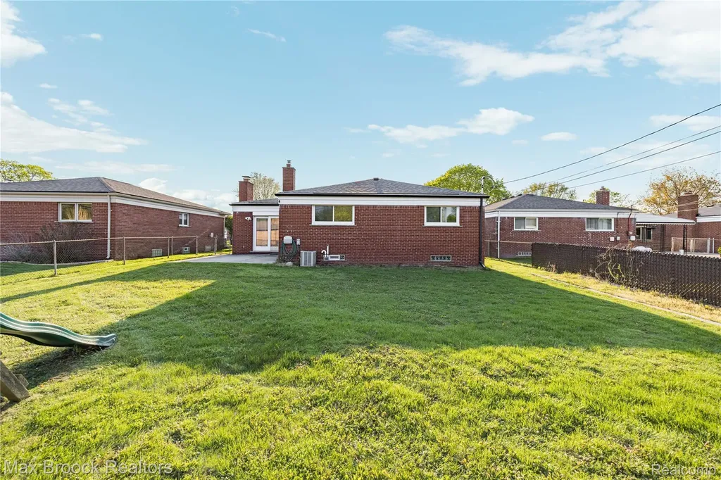 32340 Columbus Drive Warren City MI 48088