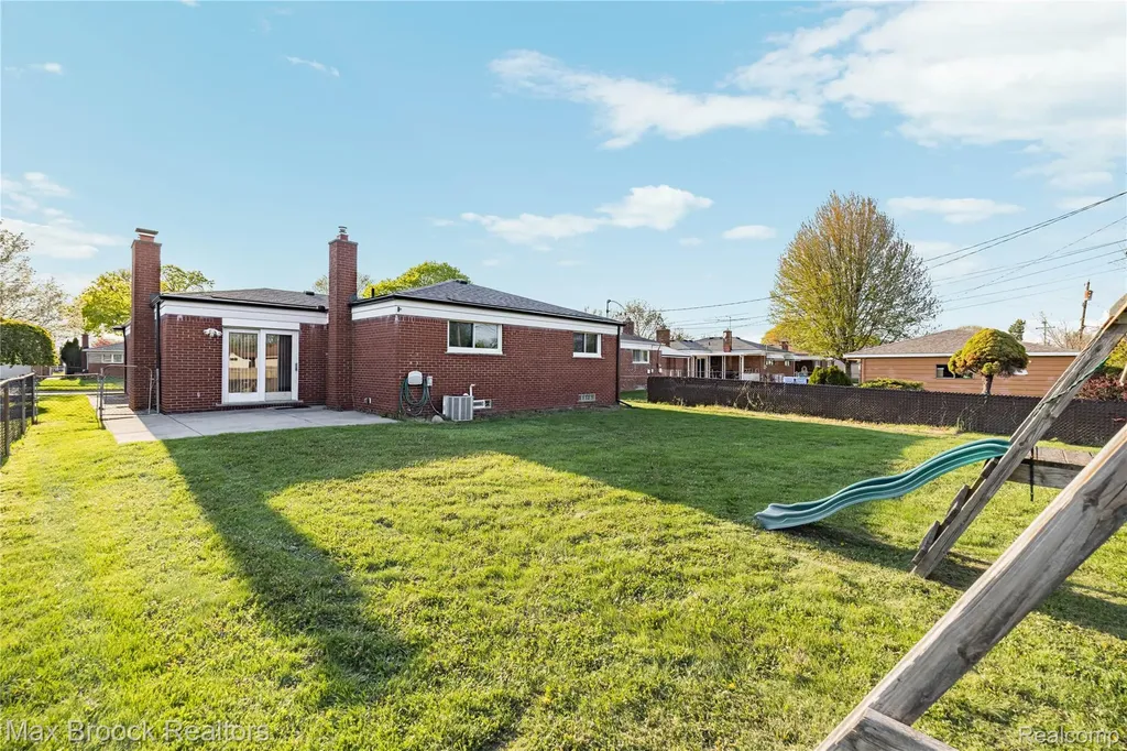 32340 Columbus Drive Warren City MI 48088