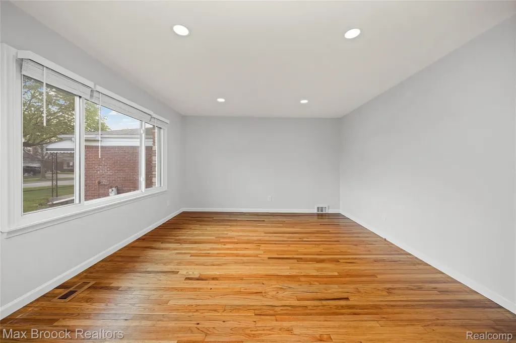32340 Columbus Drive Warren City MI 48088