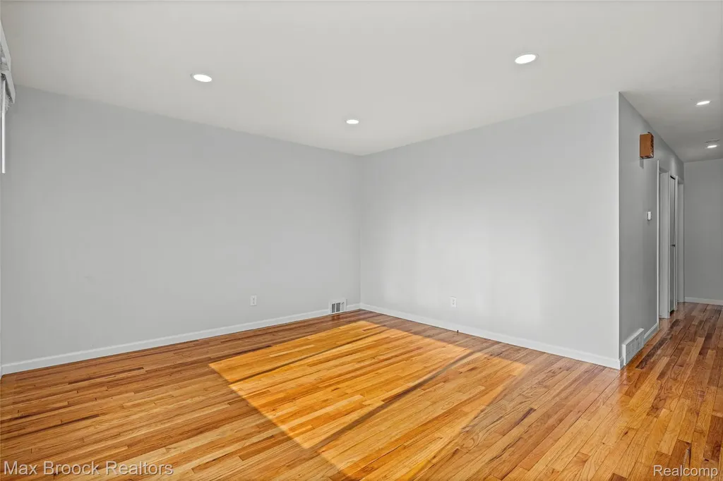 32340 Columbus Drive Warren City MI 48088
