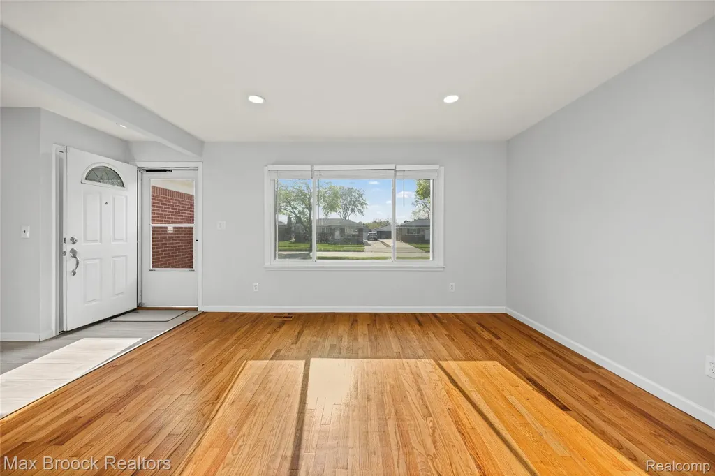 32340 Columbus Drive Warren City MI 48088
