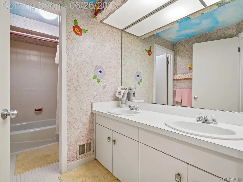 4751 Rolling Ridge Road West Bloomfield Charter Township MI 48323