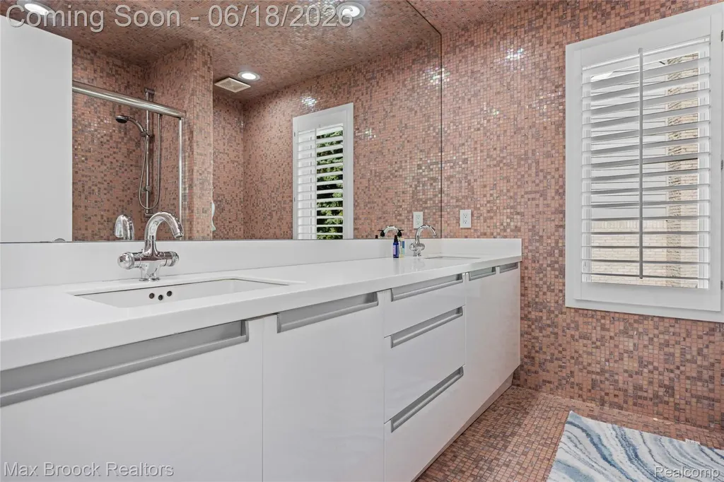 7102 Alta Vista Drive West Bloomfield Charter Township MI 48322