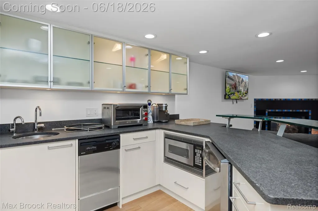 7102 Alta Vista Drive West Bloomfield Charter Township MI 48322