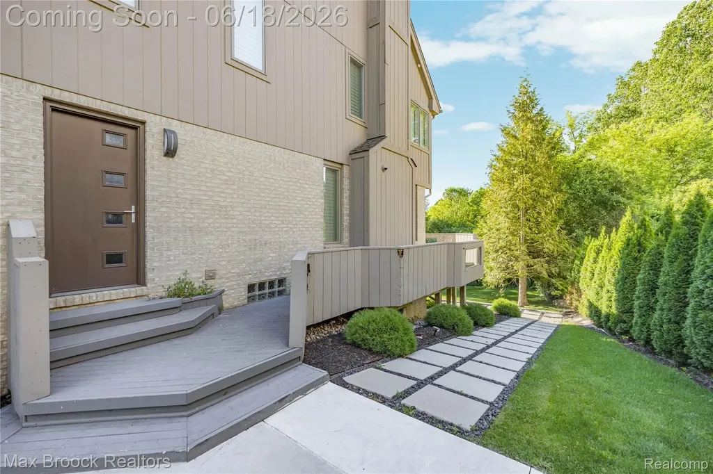 7102 Alta Vista Drive West Bloomfield Charter Township MI 48322