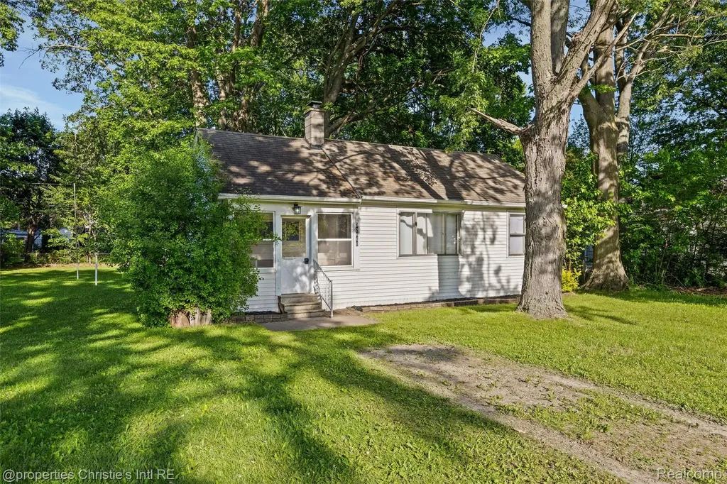 32660 Saint Vincent Avenue Warren City MI 48092