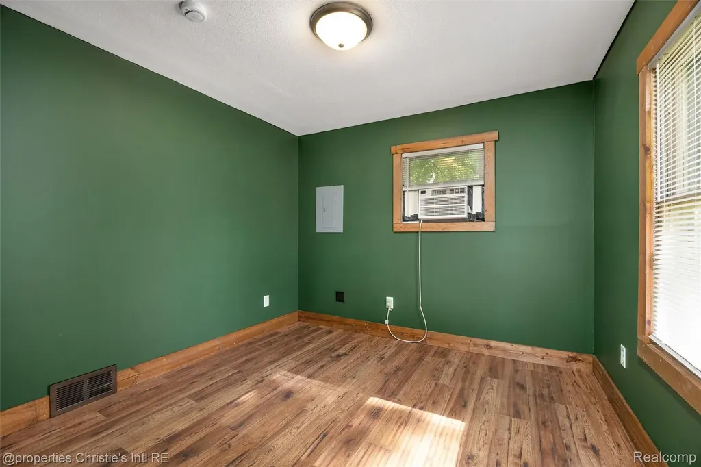 32660 Saint Vincent Avenue Warren City MI 48092