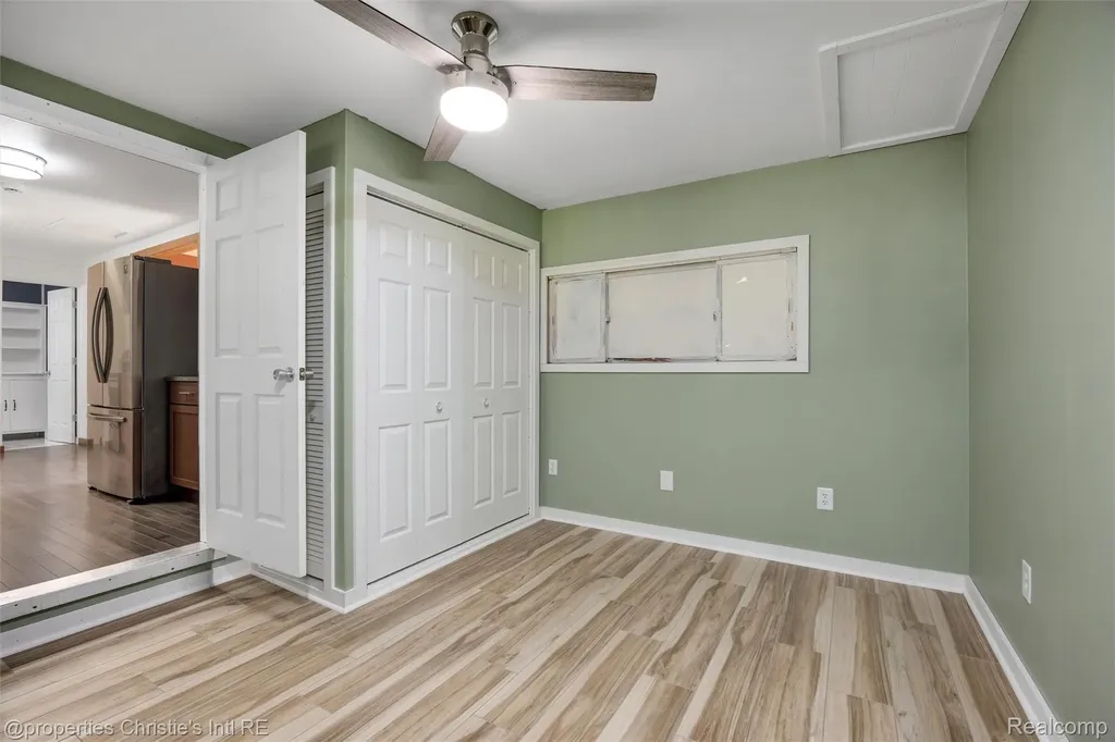 32660 Saint Vincent Avenue Warren City MI 48092