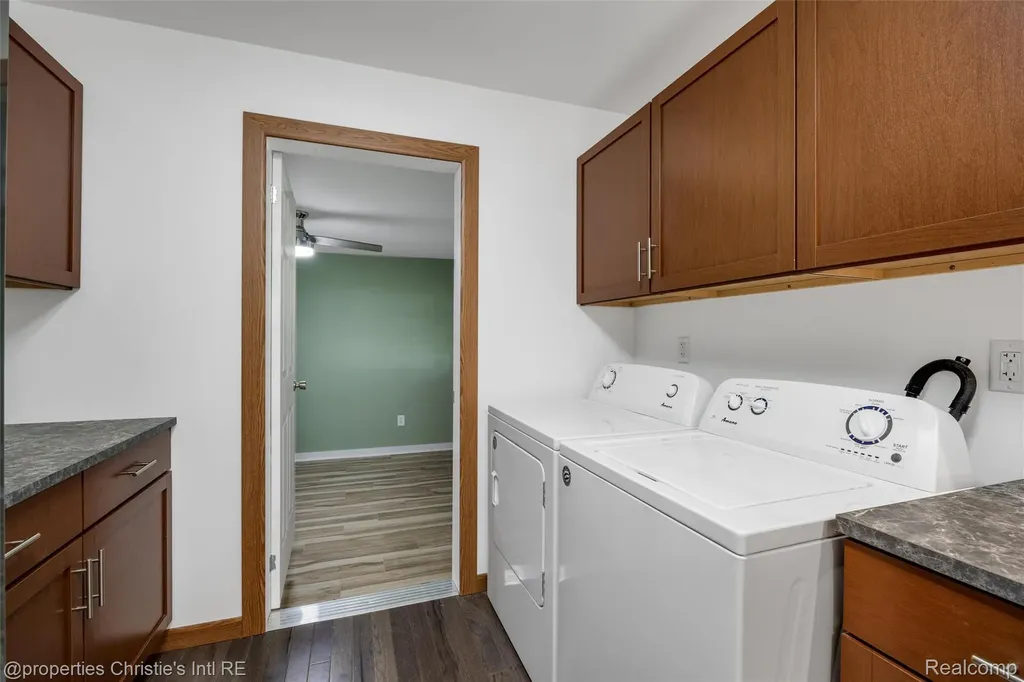 32660 Saint Vincent Avenue Warren City MI 48092