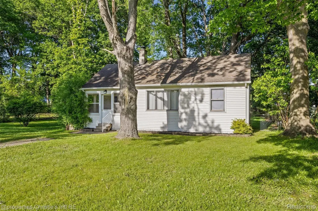 32660 Saint Vincent Avenue Warren City MI 48092