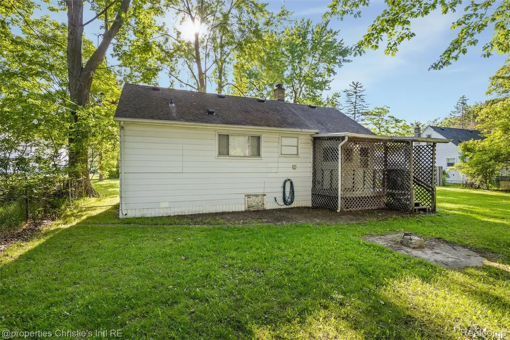 32660 Saint Vincent Avenue Warren City MI 48092