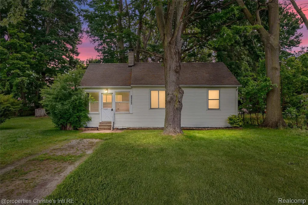 32660 Saint Vincent Avenue Warren City MI 48092