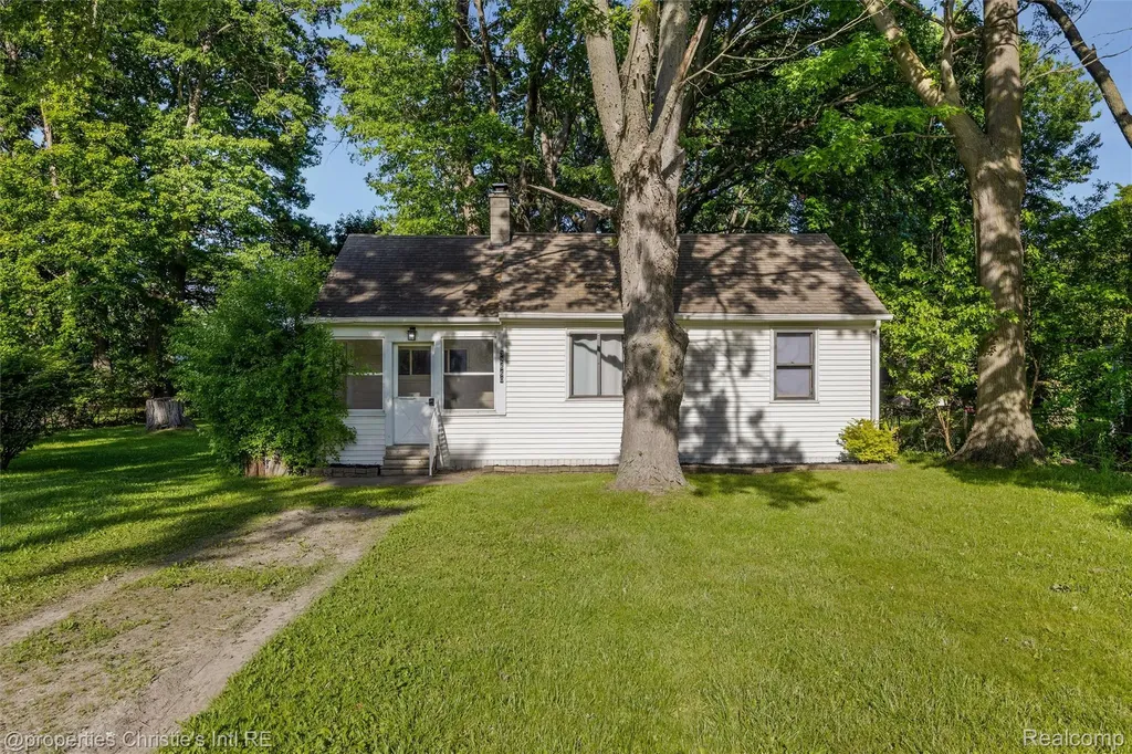 32660 Saint Vincent Avenue Warren City MI 48092