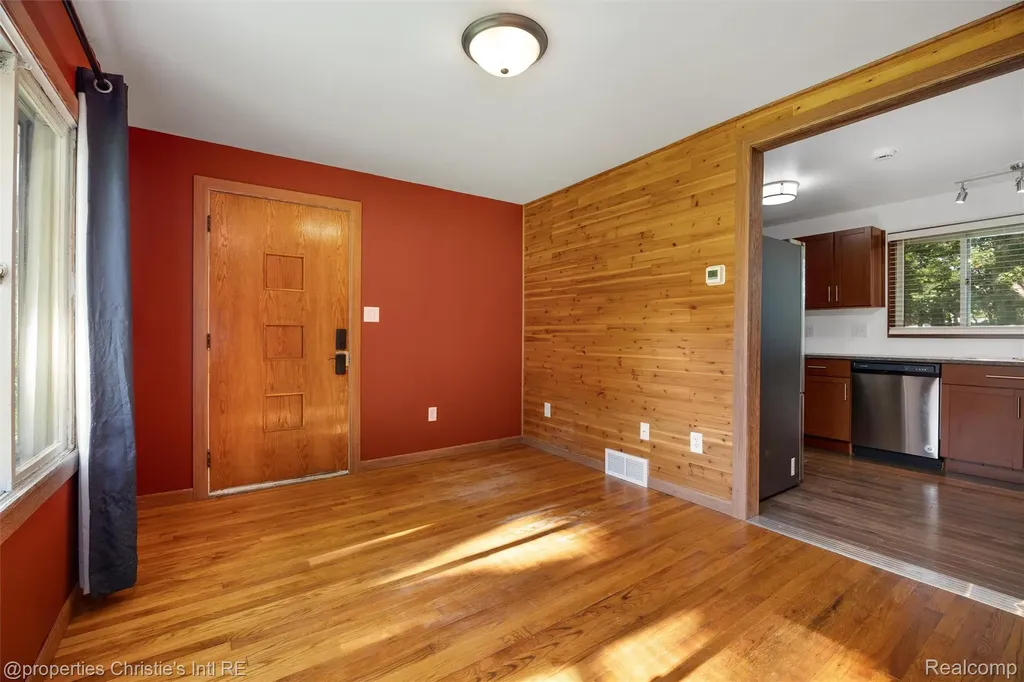 32660 Saint Vincent Avenue Warren City MI 48092