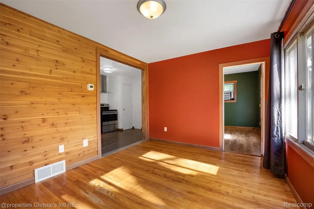 32660 Saint Vincent Avenue Warren City MI 48092