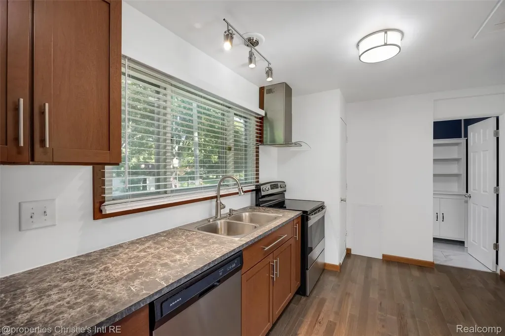 32660 Saint Vincent Avenue Warren City MI 48092