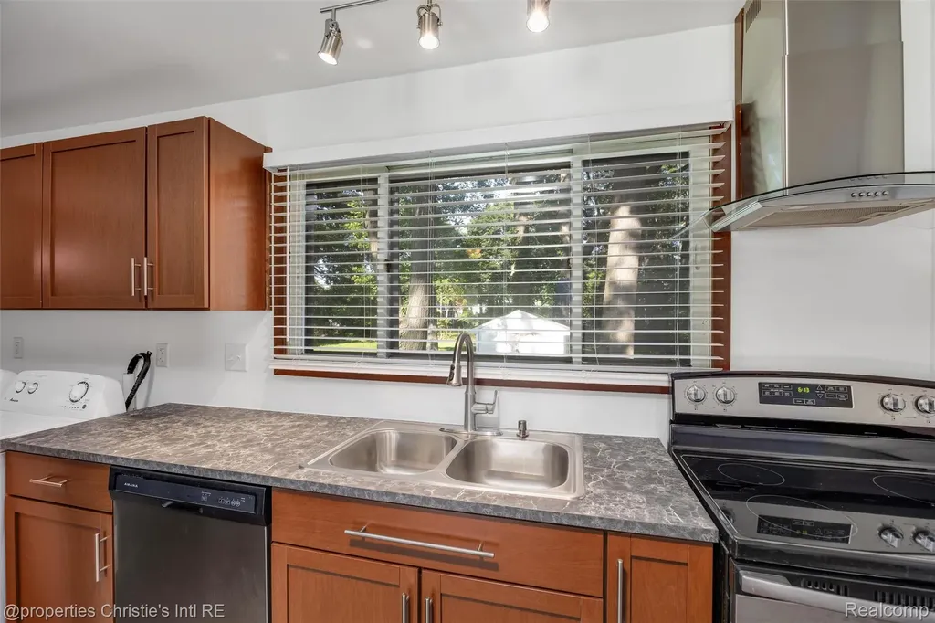 32660 Saint Vincent Avenue Warren City MI 48092